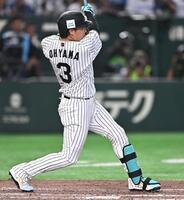 ８回、左越え２ランを放つ大山（撮影・開出牧）