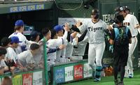 ８回、２ランを放ちナインに迎えられる大山（撮影・金田祐二）