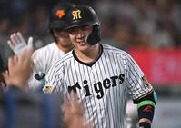 ８回、左越え２ランを放ち全セナインとタッチを交わす大山（撮影・開出牧）
