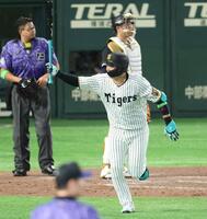 ８回、２ランを放ち喜ぶ大山（撮影・金田祐二）