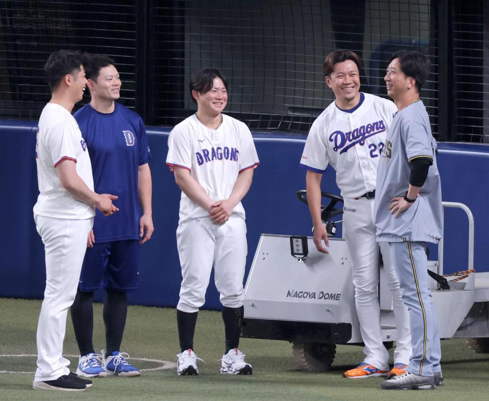 　大野（右から２人目）ら球宴に出場する中日ナインにあいさつされ笑顔を見せる藤川監督＝１４日