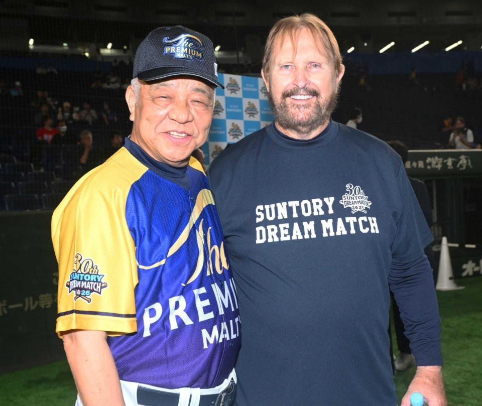 　試合前に談笑するランディ・バース氏（右）と掛布雅之氏（撮影・開出牧）
