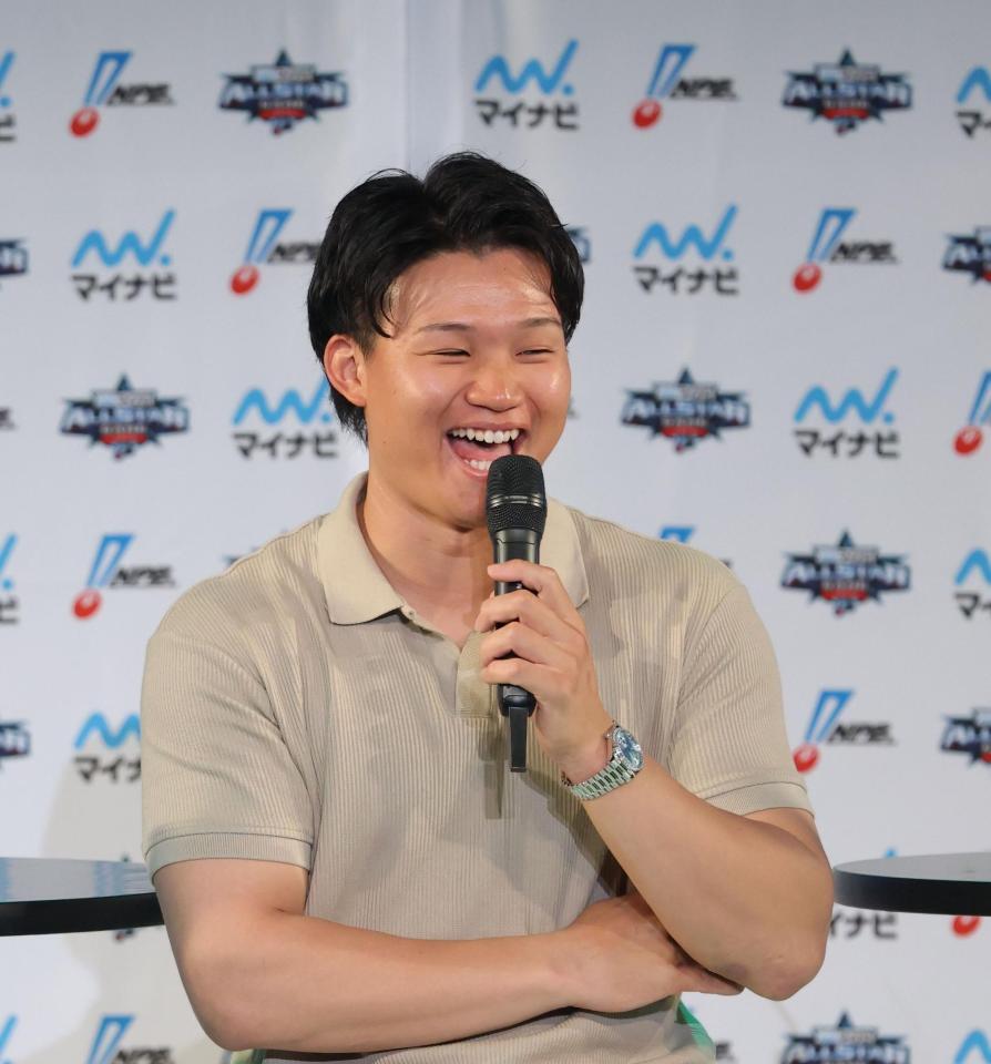 ホームラン競争で日本ハム・万波中正との対戦が決まり笑顔を見せる阪神・森下翔太＝東京都文京区のシアターＧロッソ（撮影・吉澤敬太）  