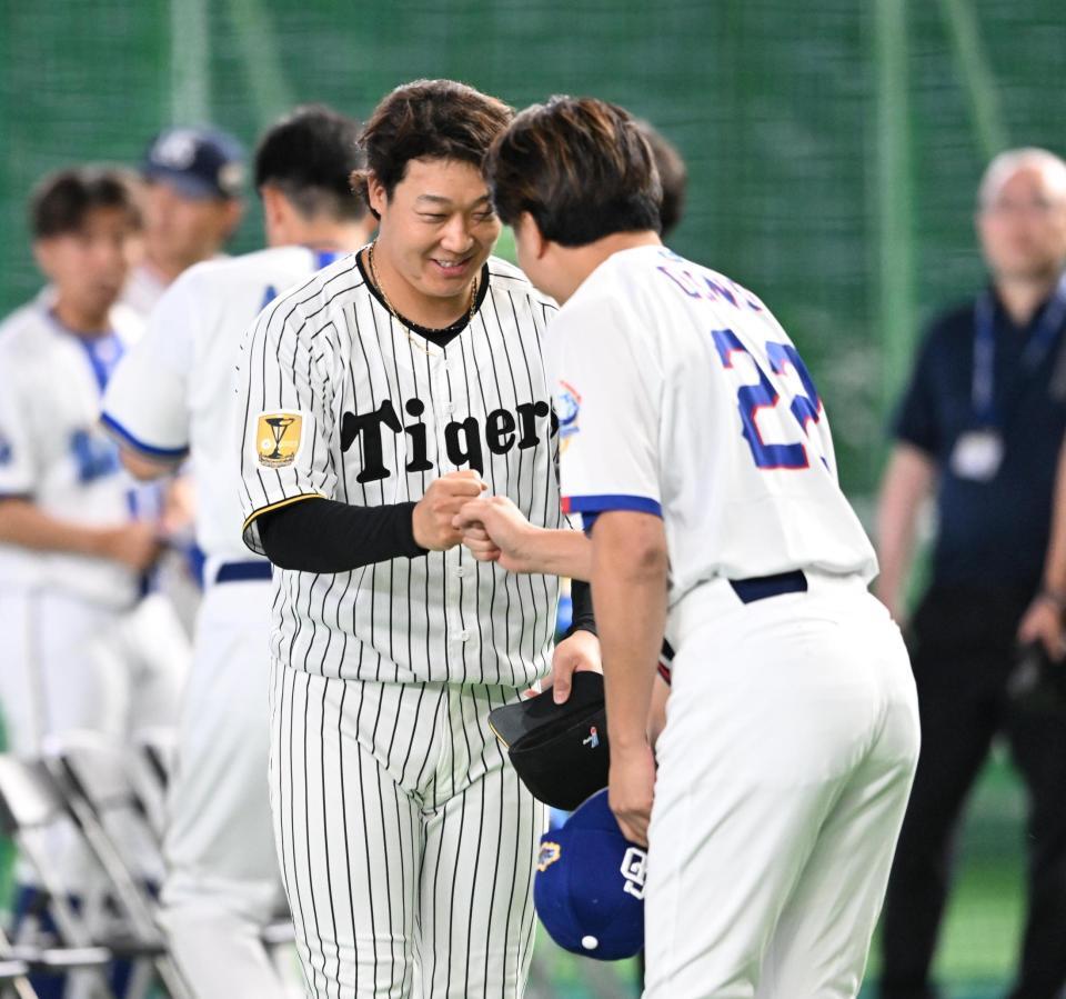 試合前に大野（右）とタッチを交わす大山