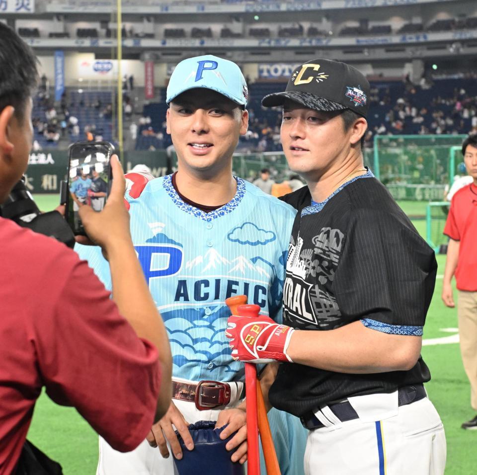 記念撮影をする村林と牧（撮影・堀内翔）