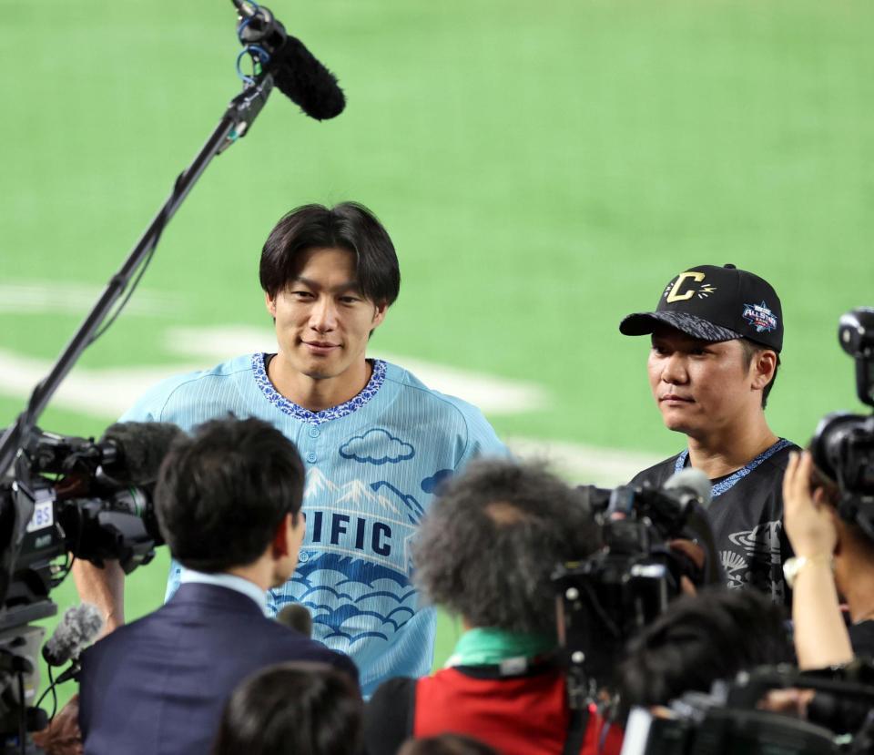 取材に応じる柳田（左）と坂本（撮影・山口登）