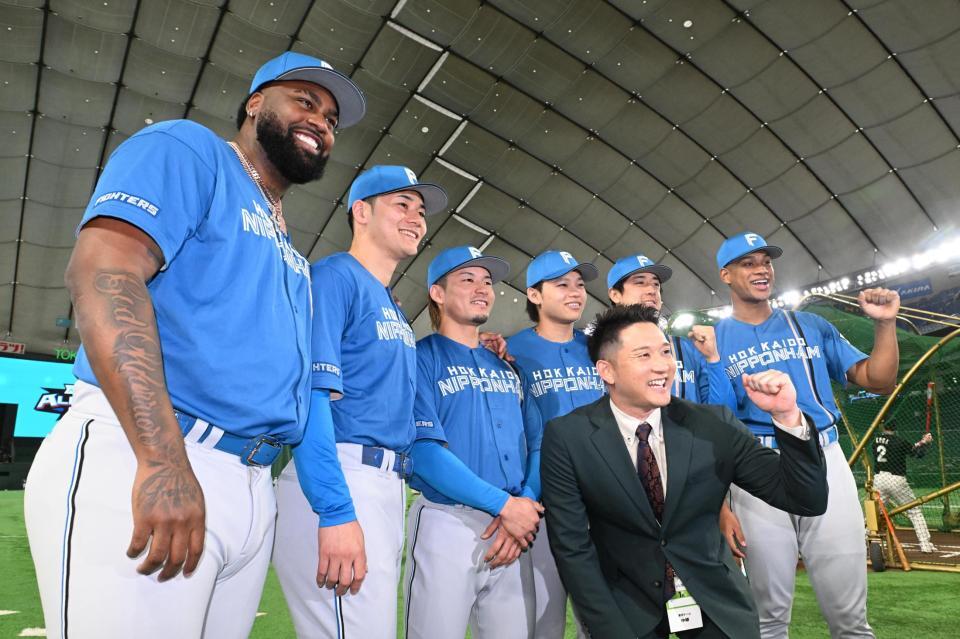 杉谷拳士氏と記念撮影をする日本ハムナイン（撮影・堀内翔）