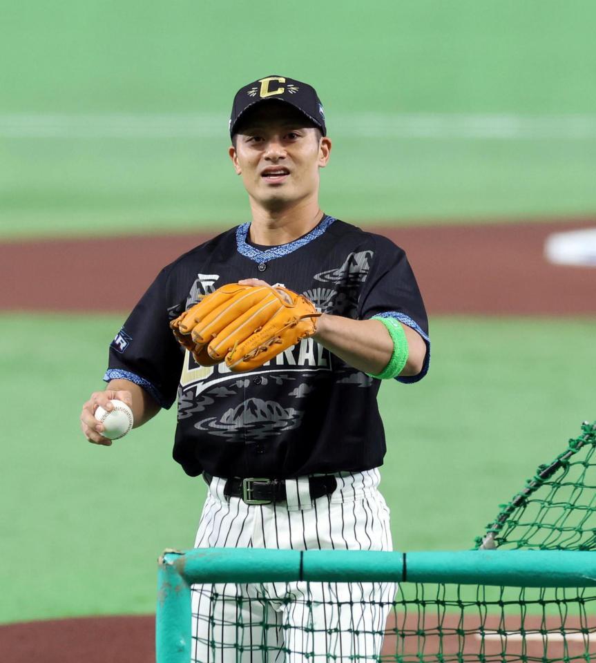 ＨＲダービーで打撃投手を務める坂本（撮影・山口登）