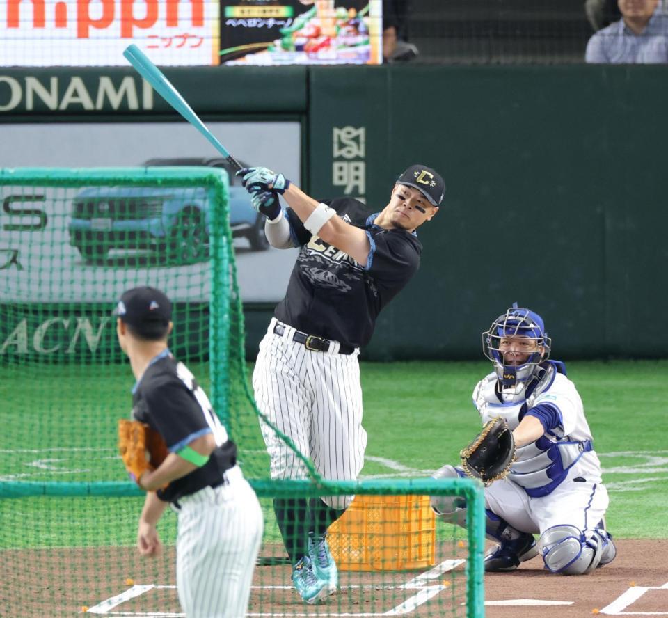 ホームランダービーで本塁打を放つ佐藤輝（撮影・西岡正）