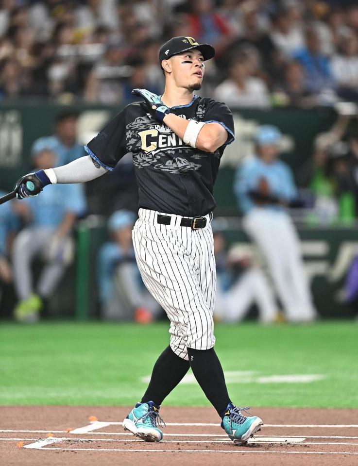 ホームラン競争で快音を連発する佐藤輝（撮影・開出牧）