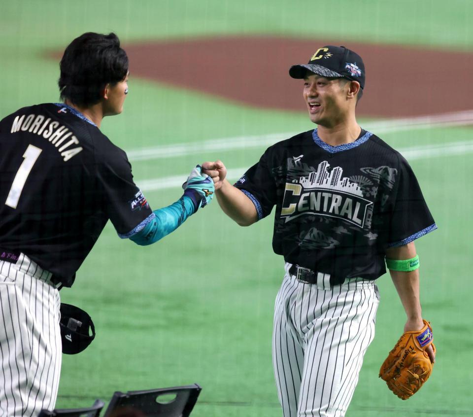 ＨＲダービー１回戦を終えた森下（左）とタッチする坂本（撮影・山口登）
