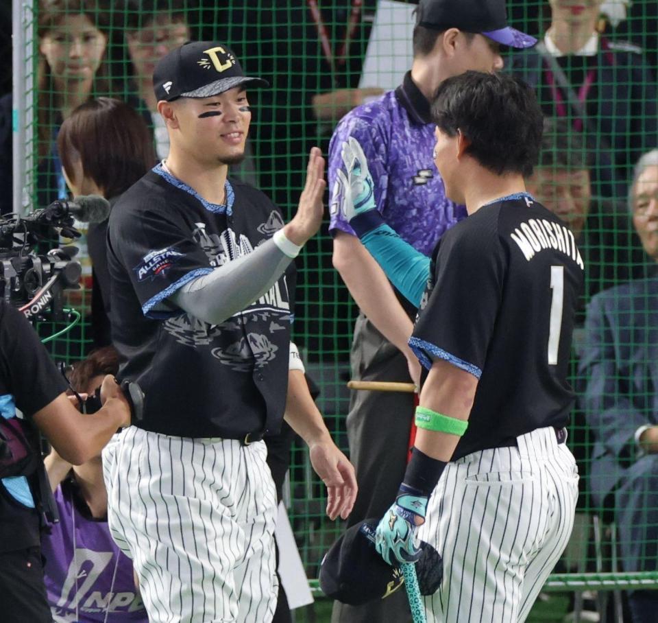 ＨＲダービー準決勝で勝利し、森下（右）とタッチを交わす佐藤輝（撮影・西岡正）