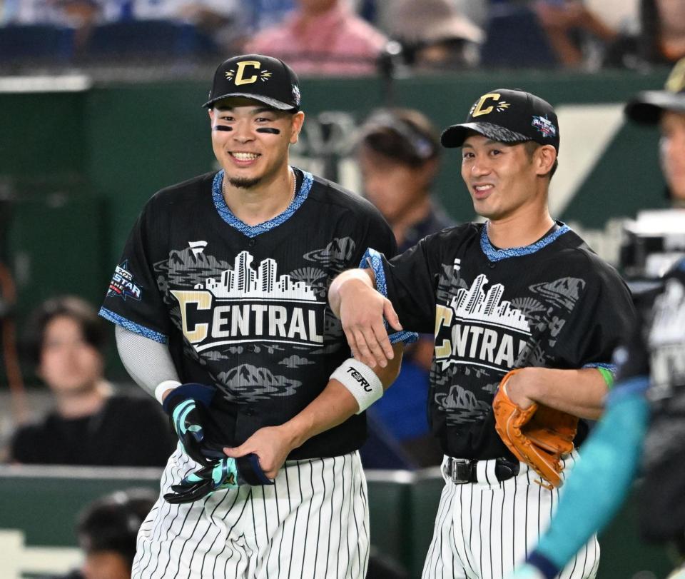 ホームラン競争で打撃投手を務めた坂本（右）と談笑する佐藤輝（撮影・堀内翔）