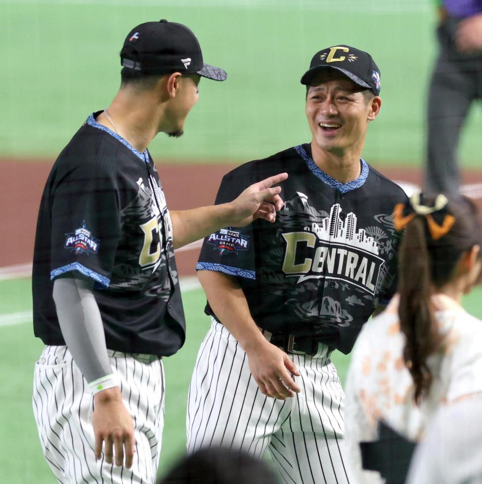 ＨＲダービーで打撃投手を務めた坂本（右）は佐藤輝から声をかけられる（撮影・山口登）