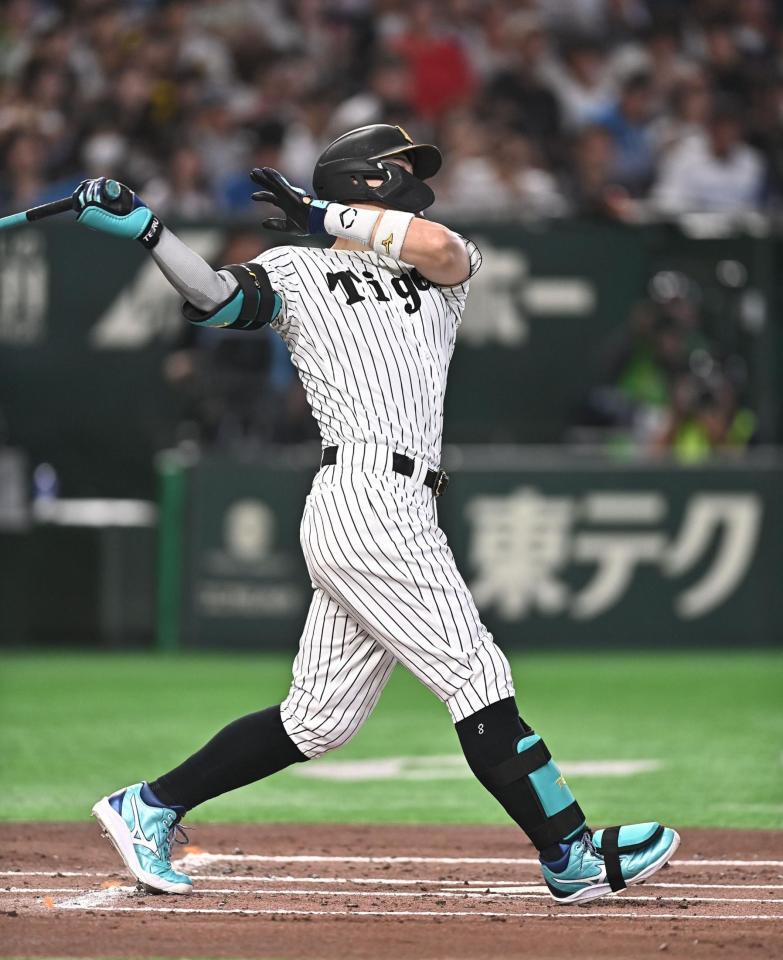 １回、先制の右越えソロを放つ佐藤輝（撮影・開出牧）