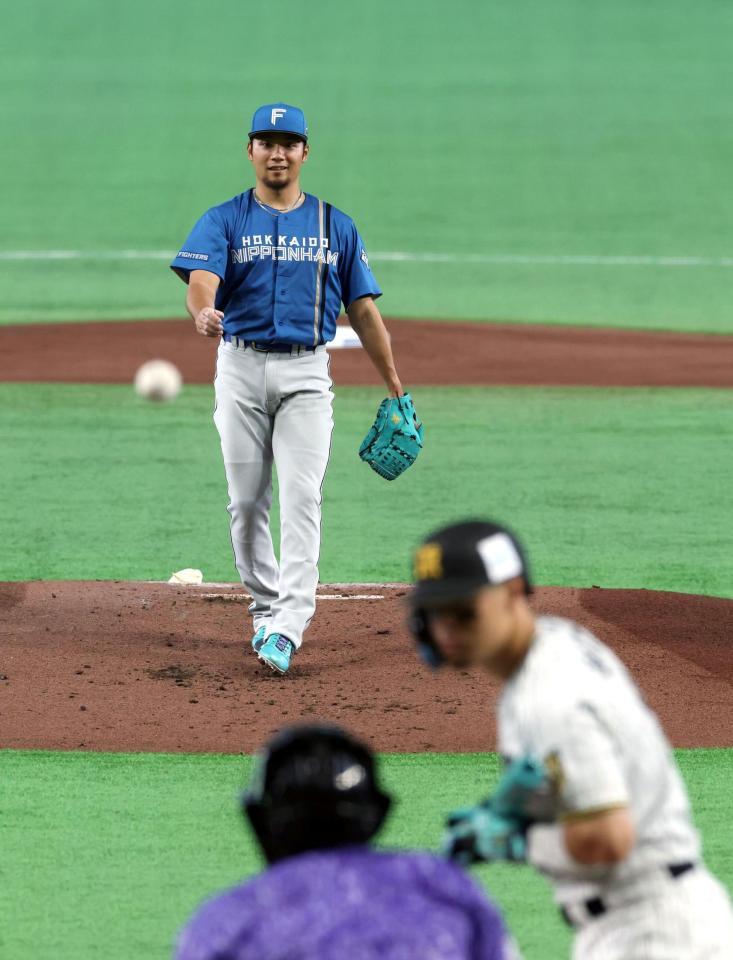 １回、伊藤は佐藤輝に５０キロのスローボールを投じる（撮影・山口登）