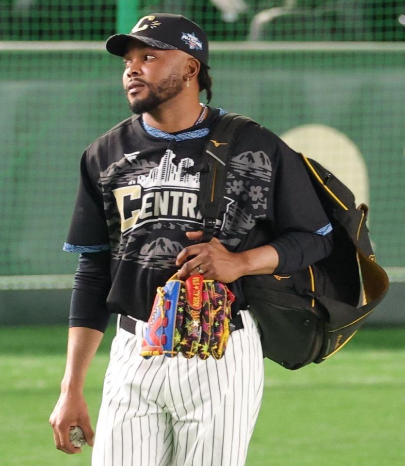 グローブを持ち、外野での練習に向かうドリス（撮影・西岡正）
