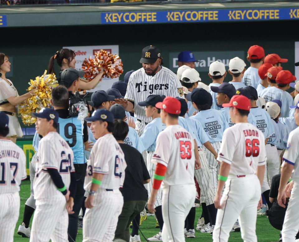 セレモニーで登場するドリス（撮影・西岡正）