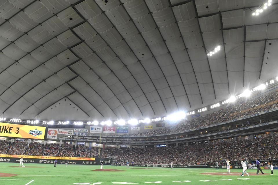 ８回、佐藤輝の打球が屋根に直撃した東京ドーム（撮影・堀内翔）