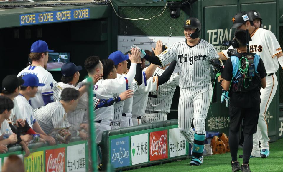 ８回、２ランを放ちナインに迎えられる大山（撮影・金田祐二）