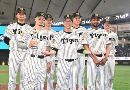 佐藤輝（前列左）を祝福する藤川監督（中央）と阪神の出場選手たち