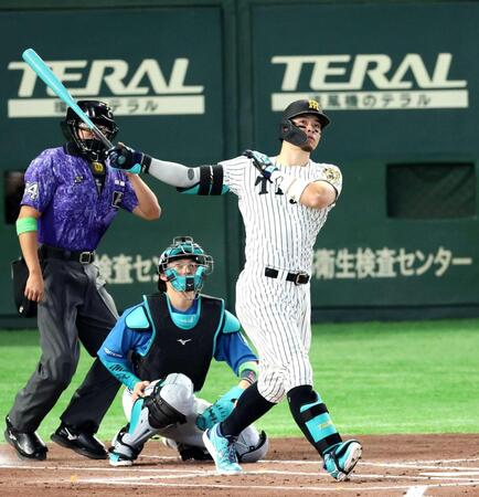 　１回、先制ソロを放つ佐藤輝（撮影・金田祐二）