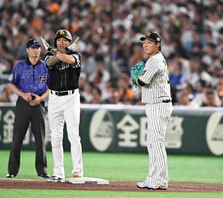 ８回、一塁手の大山と一走の柳田（左）＝撮影・堀内翔