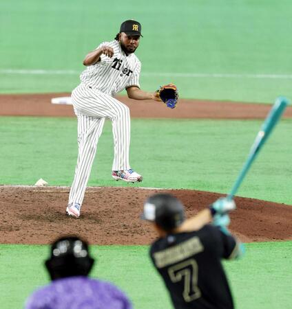 　７回に登板し力投するドリス（撮影・山口登）