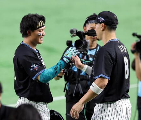 森下（左）はＨＲダービーで佐藤輝に敗れる（撮影・山口登）