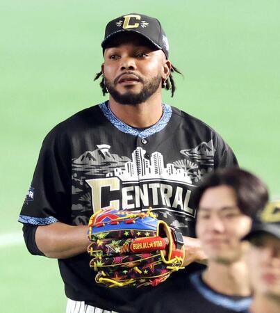 　オールスター仕様のグラブをはめるドリス（撮影・山口登）