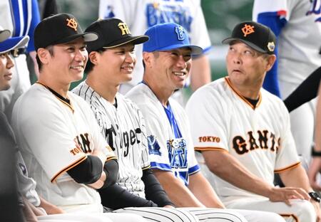 試合前に談笑する（左から）巨人・坂本、阪神・森下、ＤｅＮＡ・相川監督、巨人・橋上監督代行＝２８日