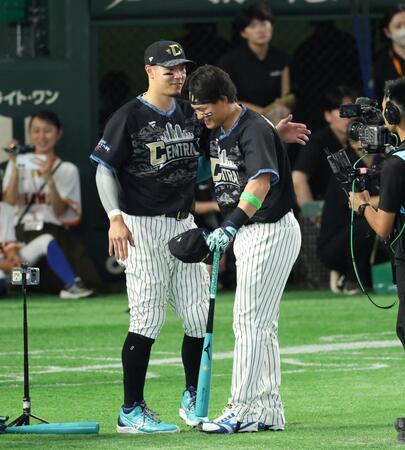 対決に勝利し森下を労う佐藤輝＝２８日