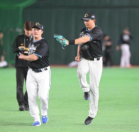 試合前のアップをする牧（左）にジャンピングタッチをする森下＝２８日