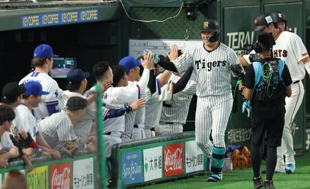 ８回、２ランを放ちナインに迎えられる大山（撮影・金田祐二）