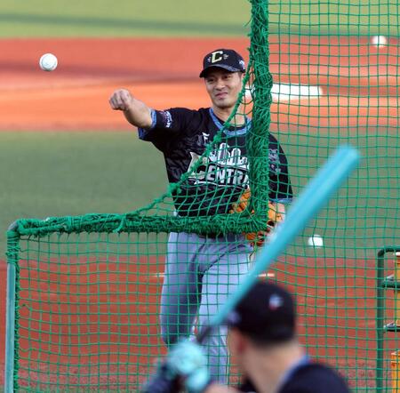 ＨＲダービーで打撃投手を務める坂本誠（撮影・山口登）