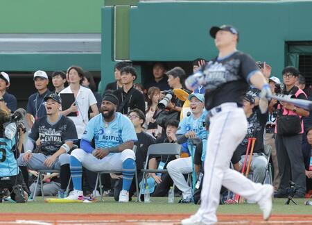 ホームランダービー決勝で細川に敗れ、声を上げる佐藤輝（左）＝撮影・西田忠信