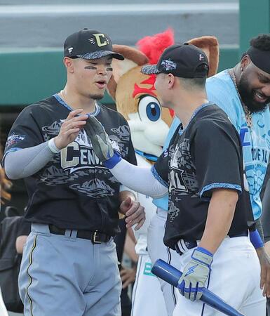 ホームランダービーを終え、細川（右）と健闘をたたえ合う佐藤輝（撮影・西田忠信）