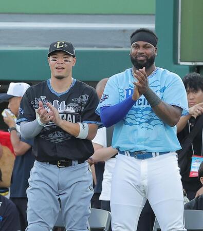 ホームランダービーを制した細川に拍手を送る佐藤輝（左）とレイエス（撮影・西田忠信）