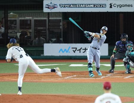 ３回、左越えソロを放つ佐藤輝（撮影・西岡正）