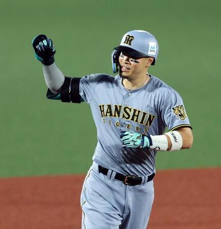 ３回、佐藤輝はソロを放ちガッツポーズを見せベースを回る（撮影・山口登）