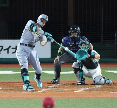 ３回、左越えソロを放つ佐藤輝（撮影・西岡正）