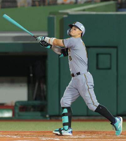 ３回、ソロを放つ佐藤輝（撮影・西田忠信）