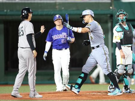 ３回、左越えソロを放ち、田中瑛（左）に迎えられる佐藤輝（撮影・伊藤笙子）