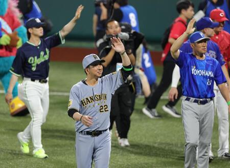 場内一周でファンに手を振る藤川監督（中央）＝撮影・西岡正