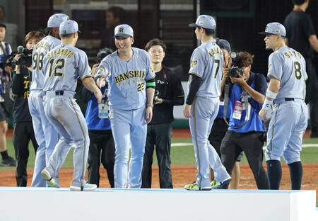ナインをねぎらう藤川監督（中央）＝撮影・西岡正
