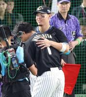 　準決勝で対戦した森下をねぎらう佐藤輝