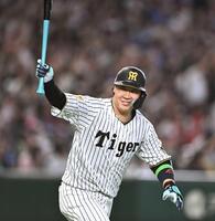 　８回、２ランを放ちバットを掲げる大山（撮影・開出牧）