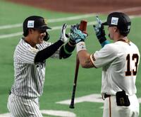 ８回、２ランを放ち生還する大山（撮影・山口登）