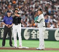 ８回、一塁手の大山と一走の柳田（左）＝撮影・堀内翔