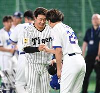 試合前に大野（右）とタッチを交わす大山